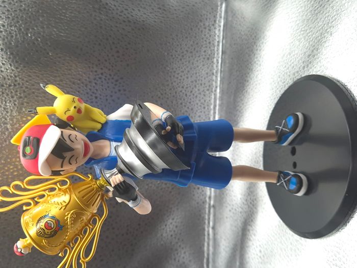 Figurine Sacha & Pikachu avec trophée – Pokémon - photo numéro 3