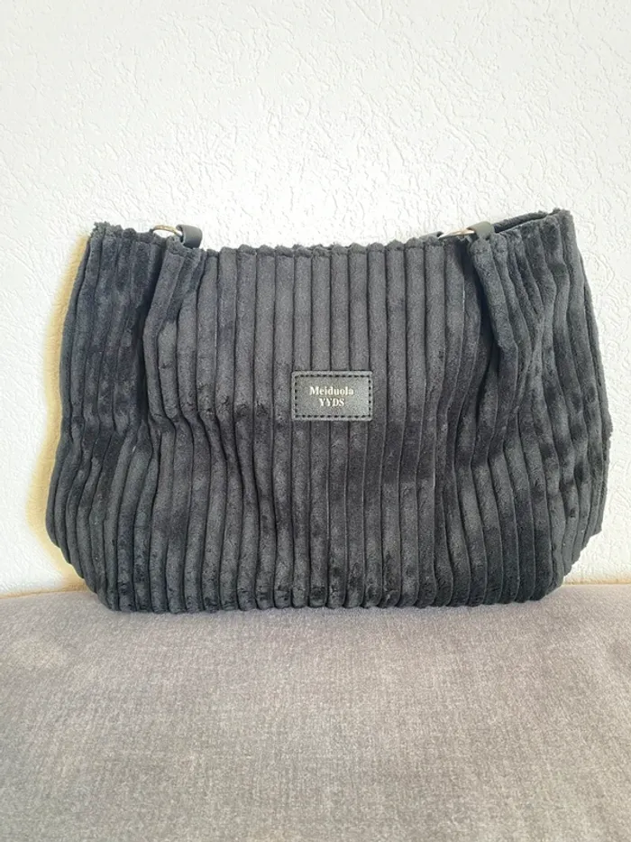 Sac à main noir en simili velours côtelé