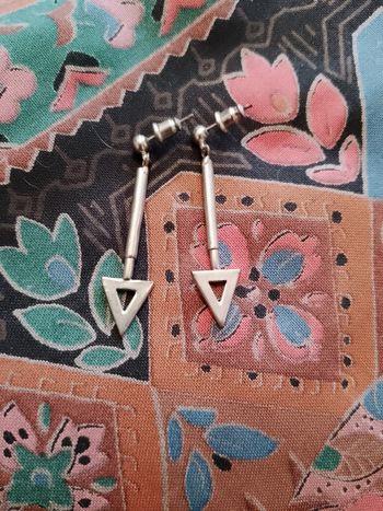 boucles d'oreilles flèches en métal argenté.