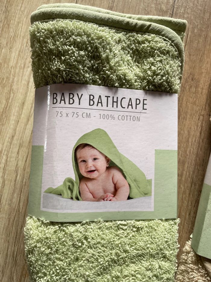 Lot de 2 capes de bain neuves - photo numéro 3