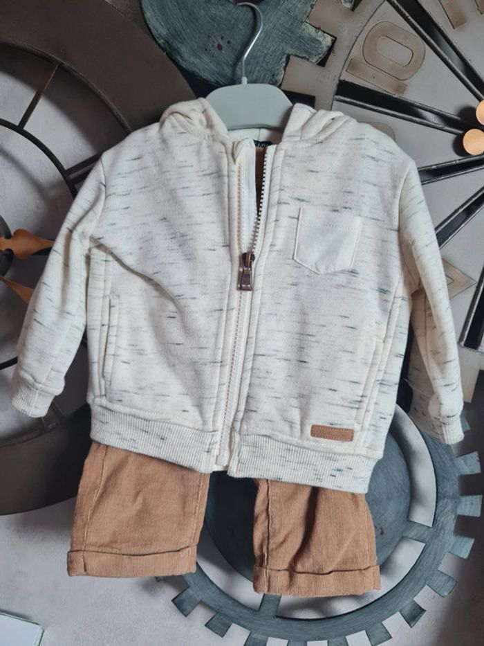 Ensemble pantalon camel et gilet beige garçon 12 mois neuf