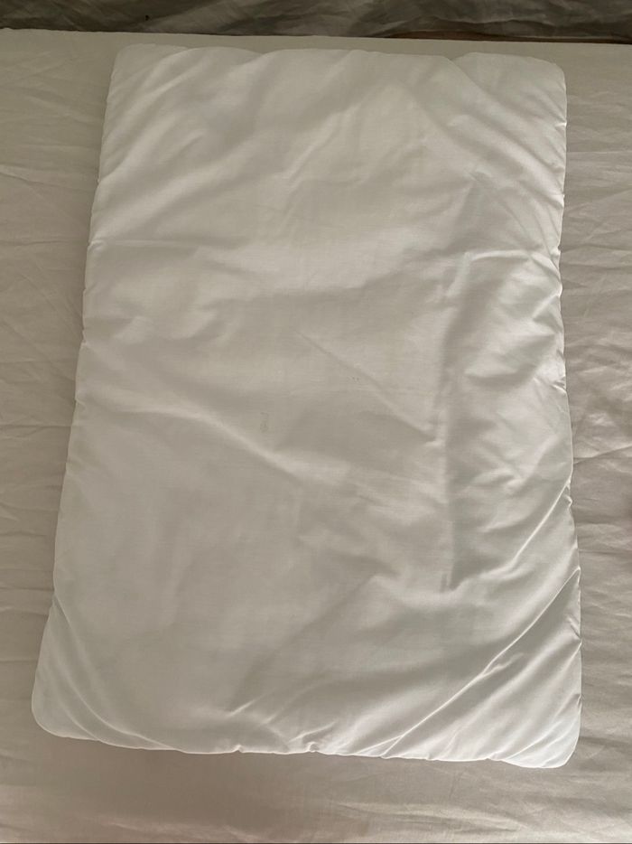 Couette bébé 67cm x 47cm état neuve