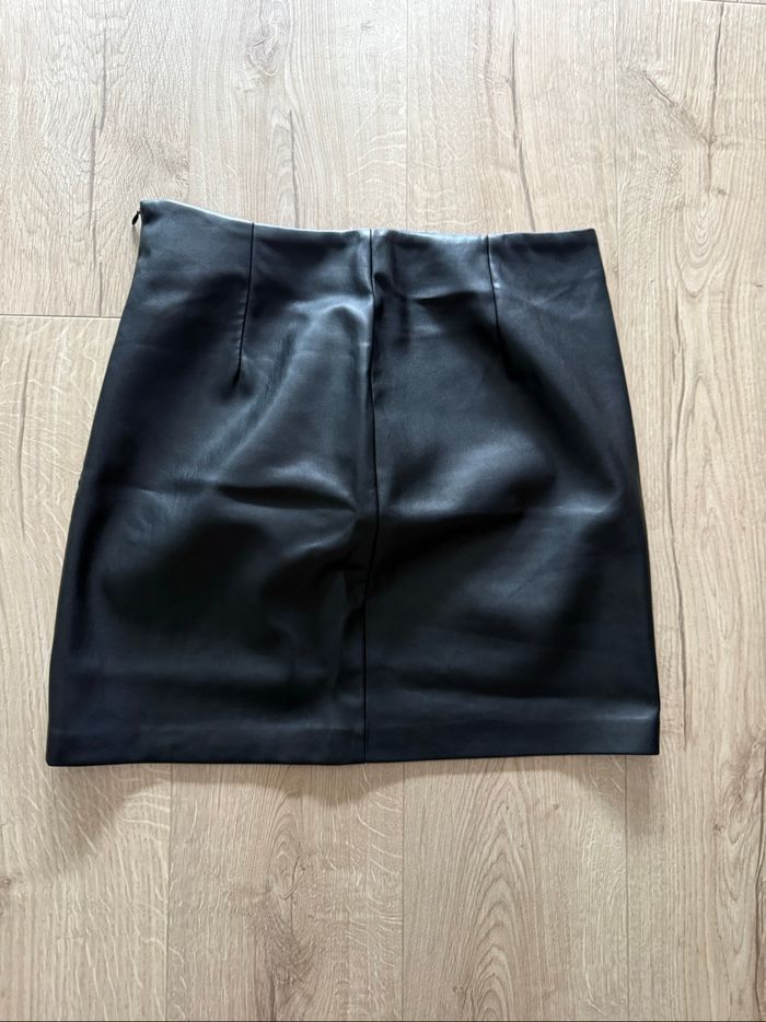 Jupe en simili cuir noir - Taille 40 - Neuve jamais portée - photo numéro 2
