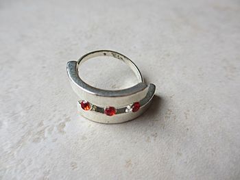 Bague fantaisie femme (strass rouges)