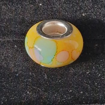 Charm jaune et multicolore