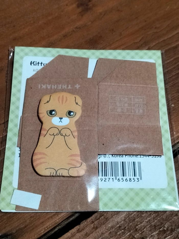 Post it chat dans une boîte