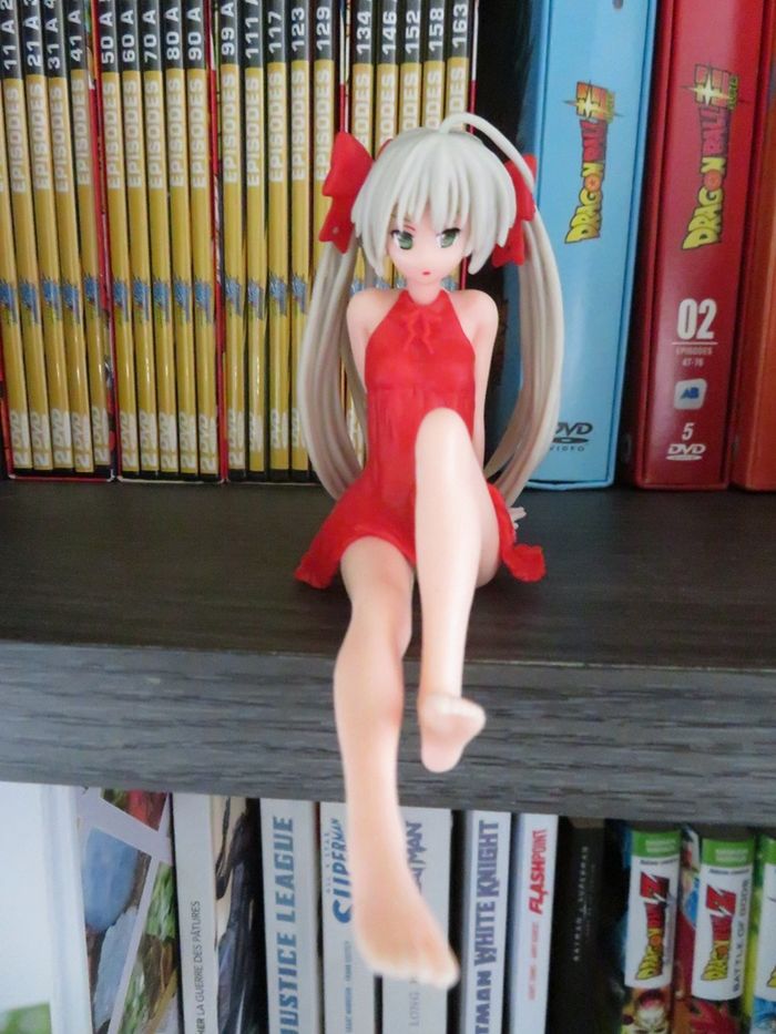 Figurine manga fille rouge assise - photo numéro 2