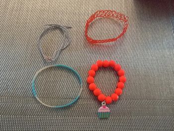 Lot de 3 bracelets fantaisie + 1 collier