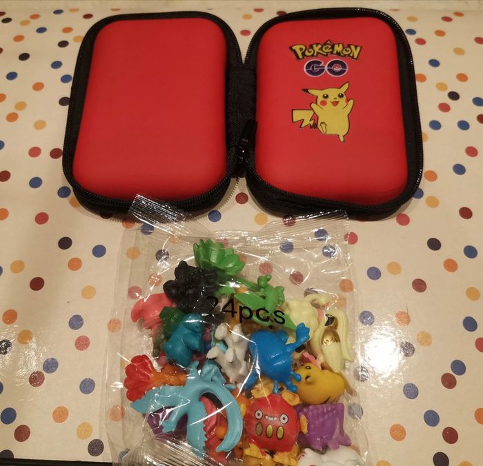 Pochette Pokémon et 24 figurines