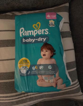 Couches Pampers taille 4