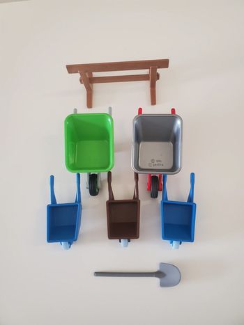 Playmobil outils de chantier Lot de 5 brouettes,1 pelle et 1 barrière de chantier très bon état
