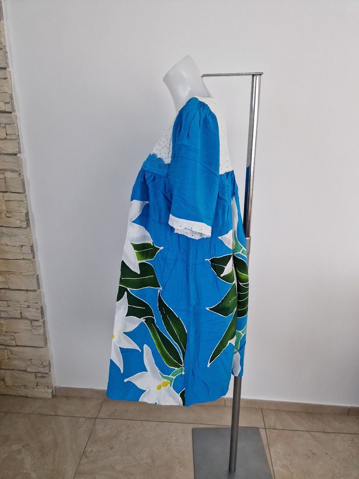 Robe polynésienne bleu à fleurs avec détail dentelle fleurie - photo numéro 4