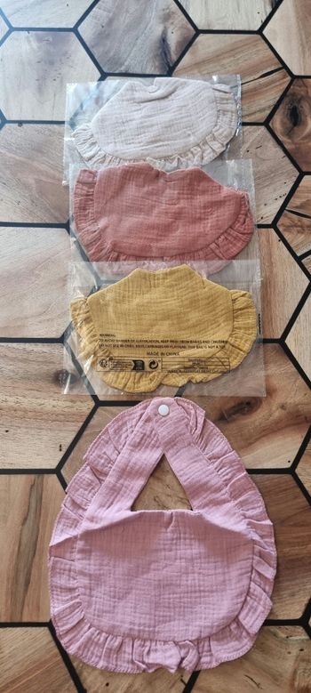 Lot de 4 Bavoirs bébé en coton neuf