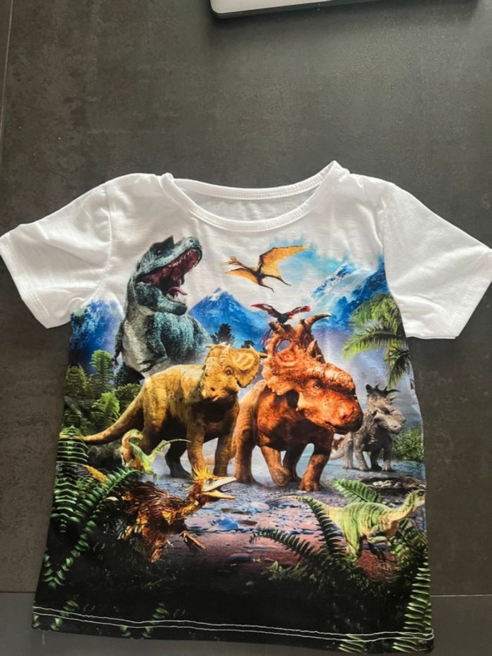 Joli t-shirt dinosaures 8 ans neuf