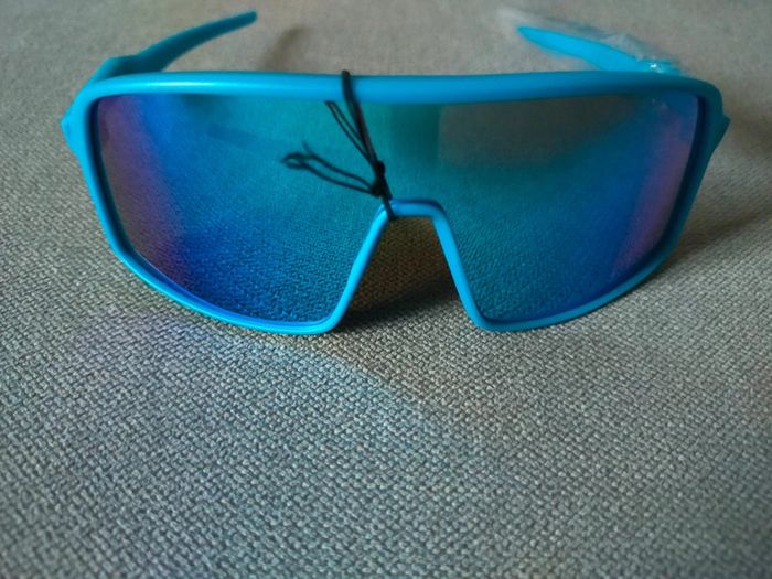 Lunettes de soleil bleues enfant – Protection UV400 – Neuf avec étiquette - photo numéro 2
