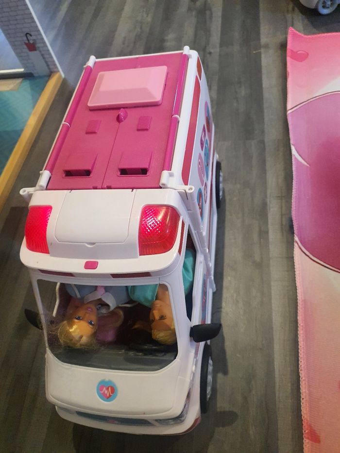 Ambulance barbie - photo numéro 2