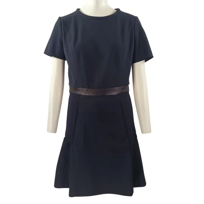Robe courte cintrée bleu marine Pinko avec détail ceinture satinée A1143
