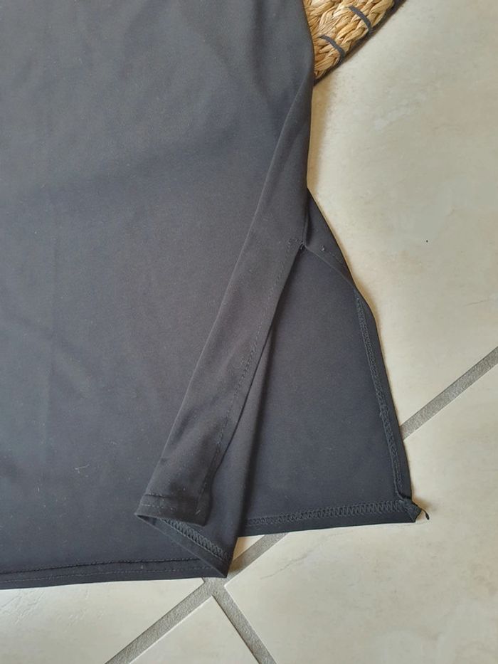 Robe noire avec chaînette - photo numéro 4