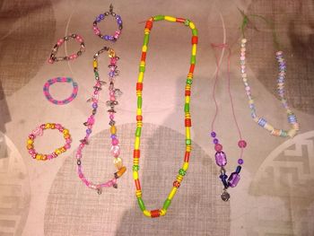 Lot de bracelets et colliers en perles