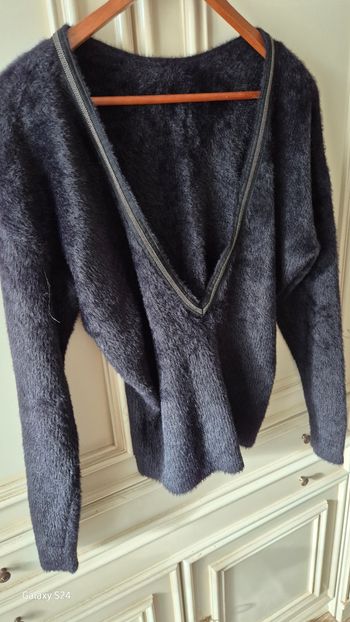 Pull devant en V.
