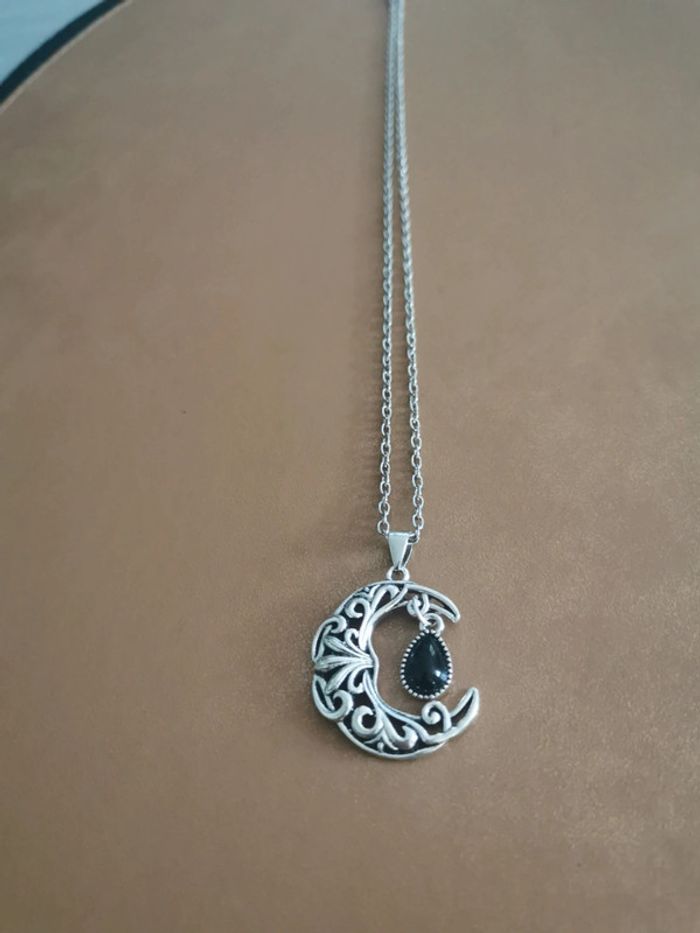 Collier et pendentif spirituel lune et pierre noire