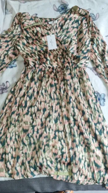 Robe taille M neuf avec étiquettes
