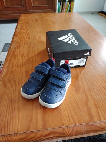 Chaussures Adidas bébé taille 22