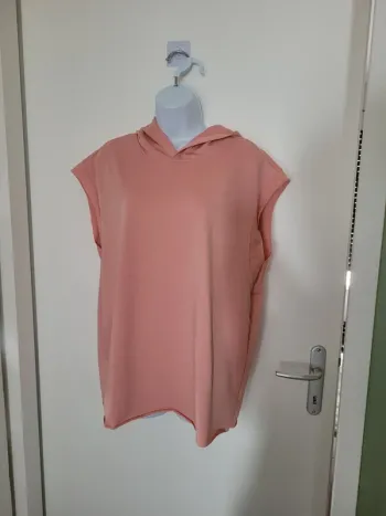 Tee shirt oversize sans manche à capuche