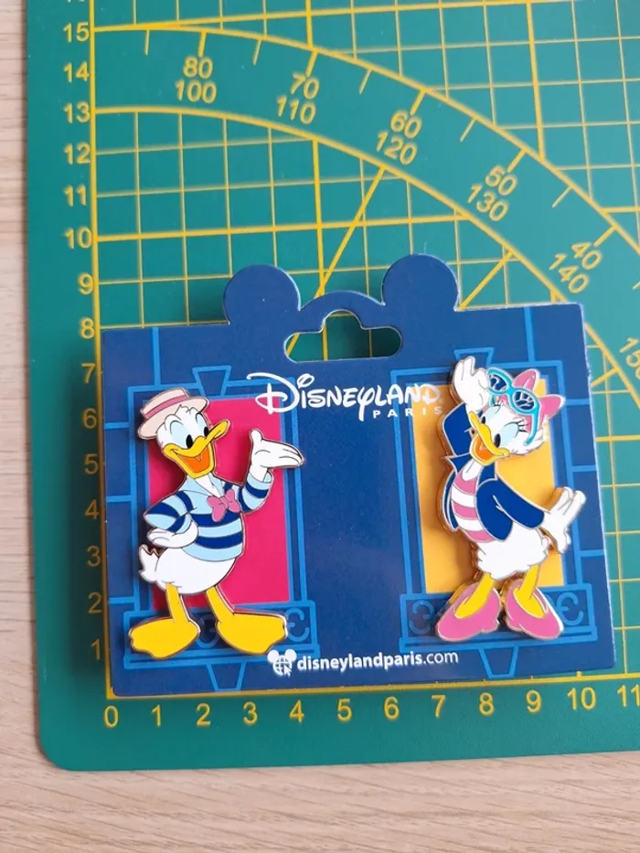 Pins Disneyland Paris – Donald & Daisy (set de 2) - photo numéro 3