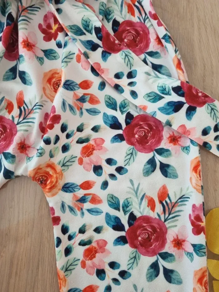 Pantalon fleuri 74 cm porté 1x - photo numéro 2
