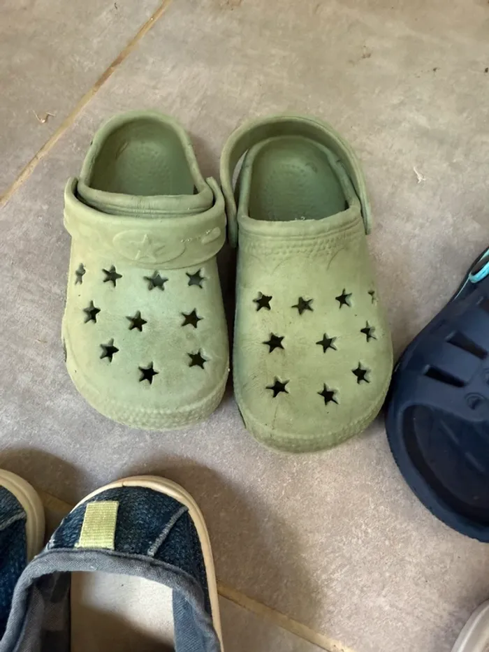 Lot 4 paires chaussures baskets toiles Mickey + crocs sabots pointure 25 - photo numéro 5