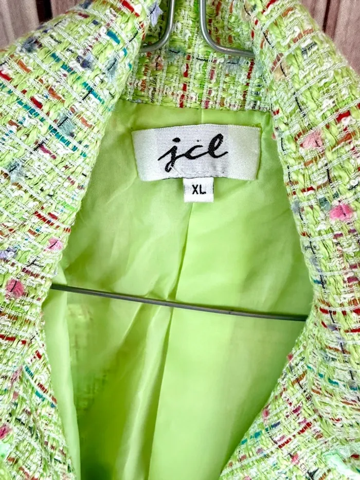 Veste style tailleur en tweed vert acidulé, doublure satinée, coupe courte et élégante XL - photo numéro 4