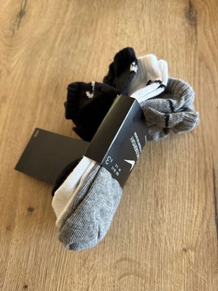 3 paires de chaussettes Nike 38-42 neuves avec étiquette - photo numéro 9