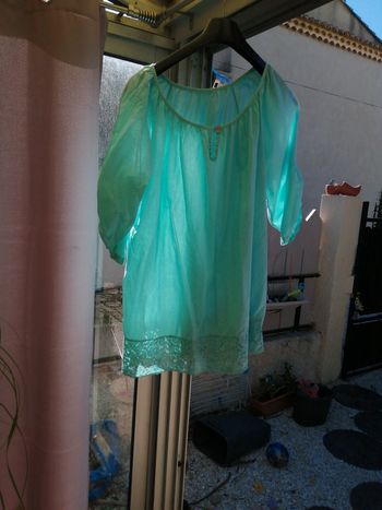 Jolie tunique vert d'eau dentelle , raglan , taille XL