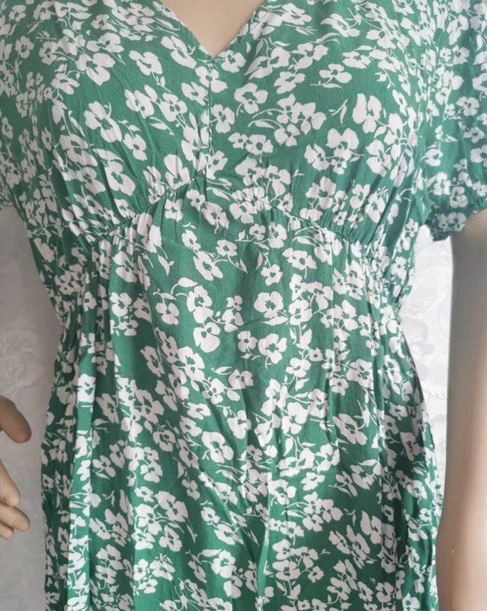 Robe. Vert. Blanc. Taille 40. M&V - photo numéro 2