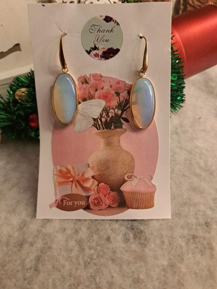 Boucles d'oreilles pendante doré et blanc translucide - photo numéro 3