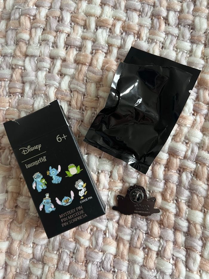 Pin Loungefly Disney Stitch Springtime - photo numéro 5