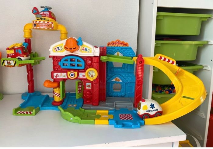 Caserne de pompier Circuit Tut tut bolide + véhicules voiture pompier , ambulance hélicoptère VTECH