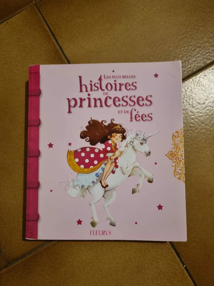 Gros livre histoires filles