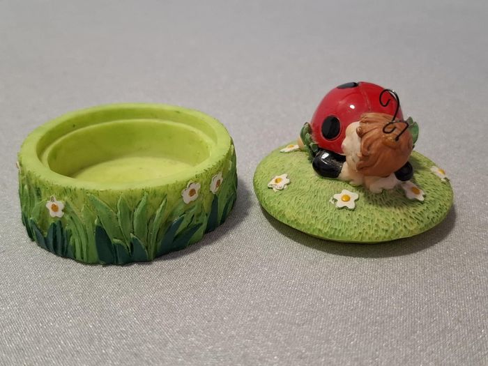 Jolie petite boîte à bijoux (ou dents de lait) coccinelle en résine excellent état - photo numéro 5
