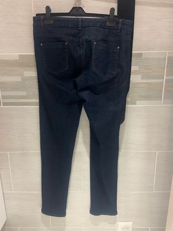 Pantalon jeans noir avec des paillettes sur le devant du pantalon 