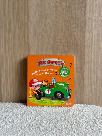 Livre Arthur change le pneu de sa voiture