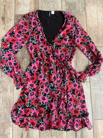 Petite robe courte à fleurs et volants h&m