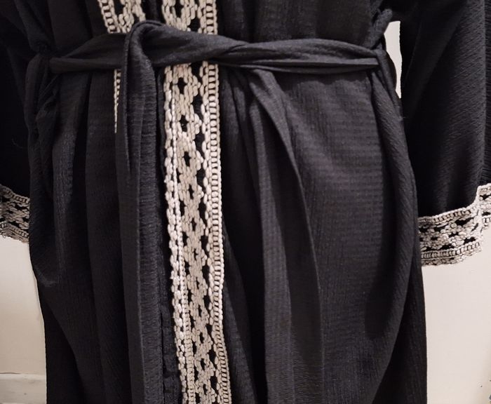 Très joli kimono noir aux broderies blanches avec la ceinture - photo numéro 3