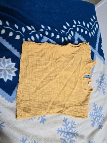 T-shirt manche courte de la marque zeeman couleur jaune Très bon état Taille 5 ans