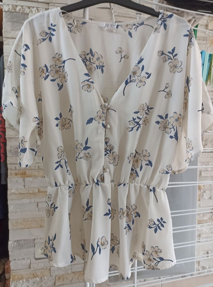 Chemisier fond crème avec fleurs beige et bleues