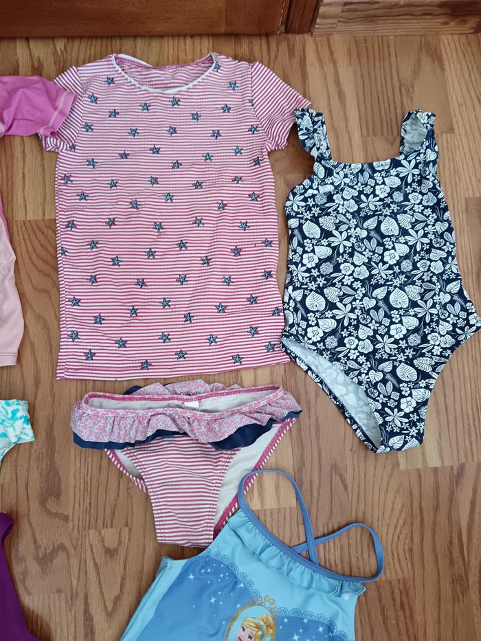Lot tee shirts anti UV et maillots de bain Okaïdi, Monoprix, Hello Kitty etc - photo numéro 3