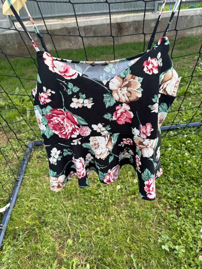 Joli haut peplum noir fleuri