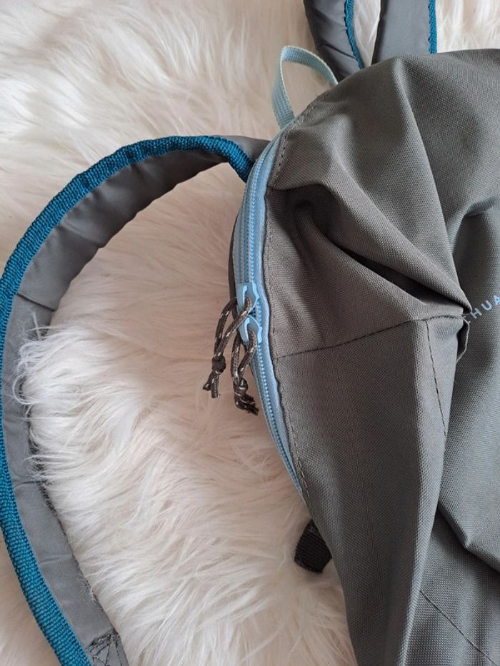 Petit sac à dos Quechua gris et bleu 10L - photo numéro 3