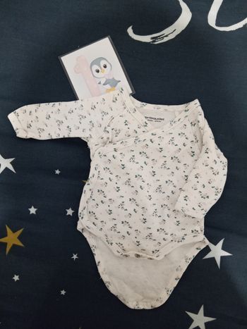Bodie blanc a fleurs _ 1 mois